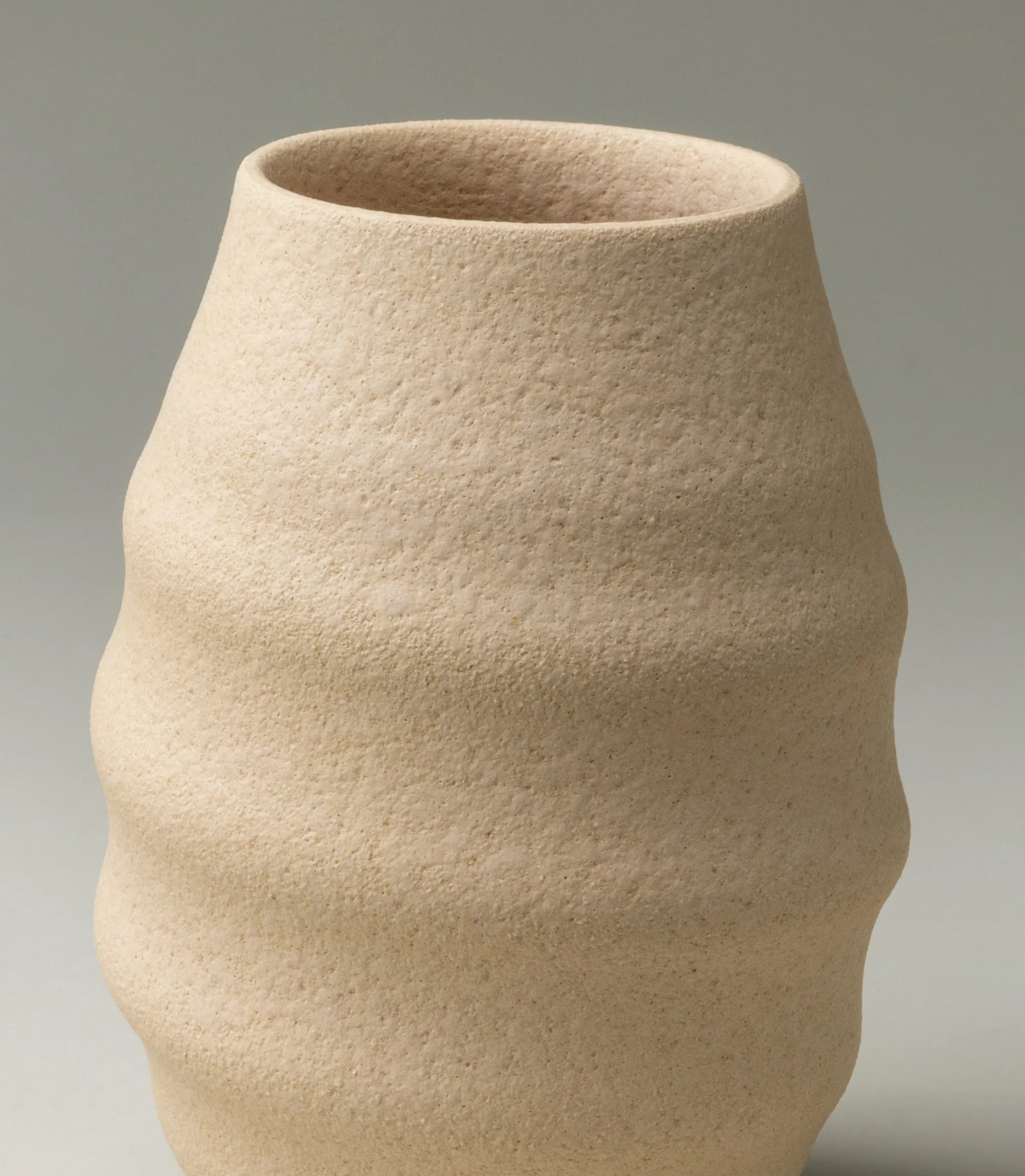 Aonia Handmade Vase was designed by Ocactuu. The shape is very similar to a honeycomb. This picture shows the sand-like texture of this piece.