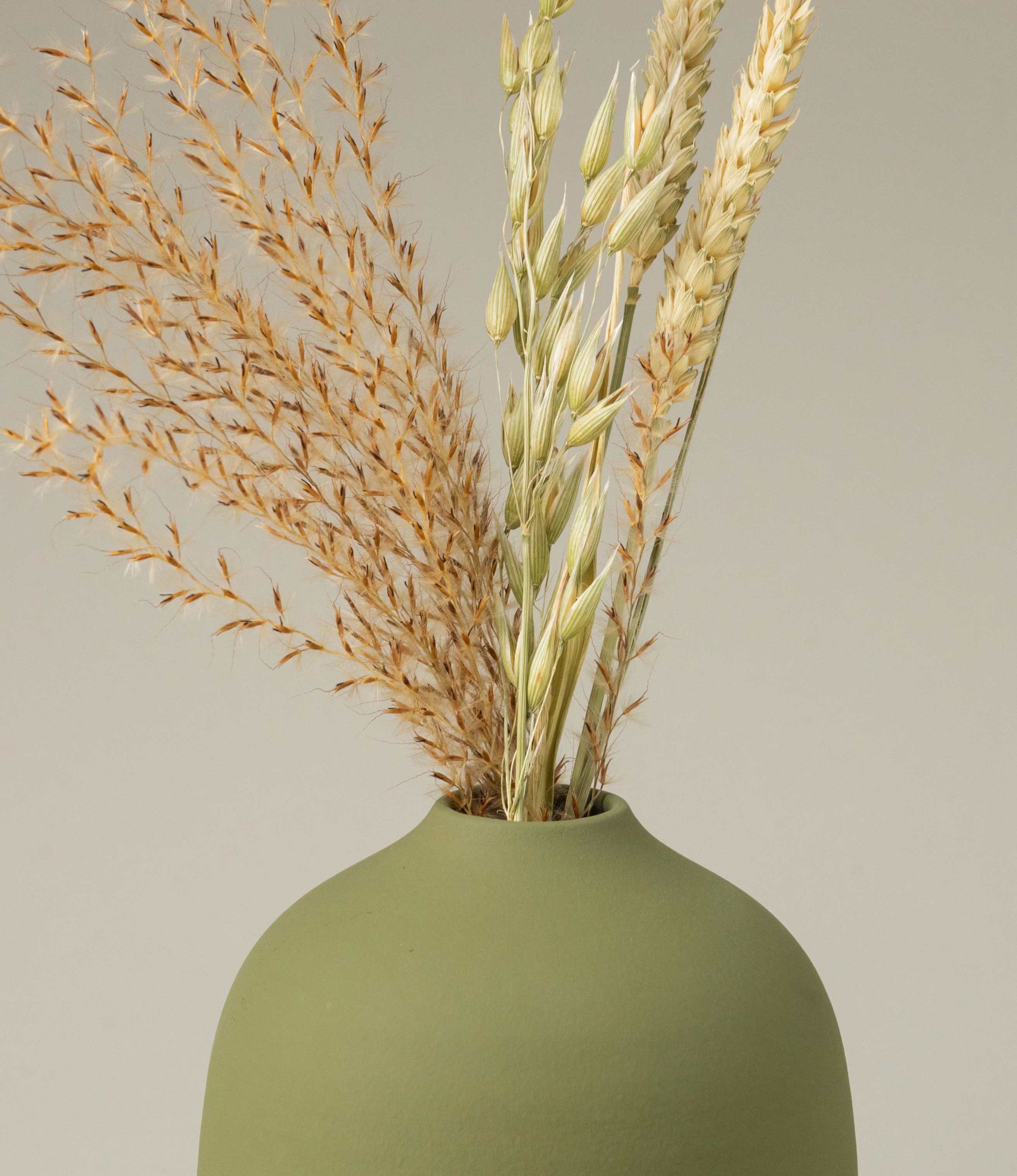 A close up picture of Ocactuu's Green Vase. The product is in use with our Natural Dried Flower.