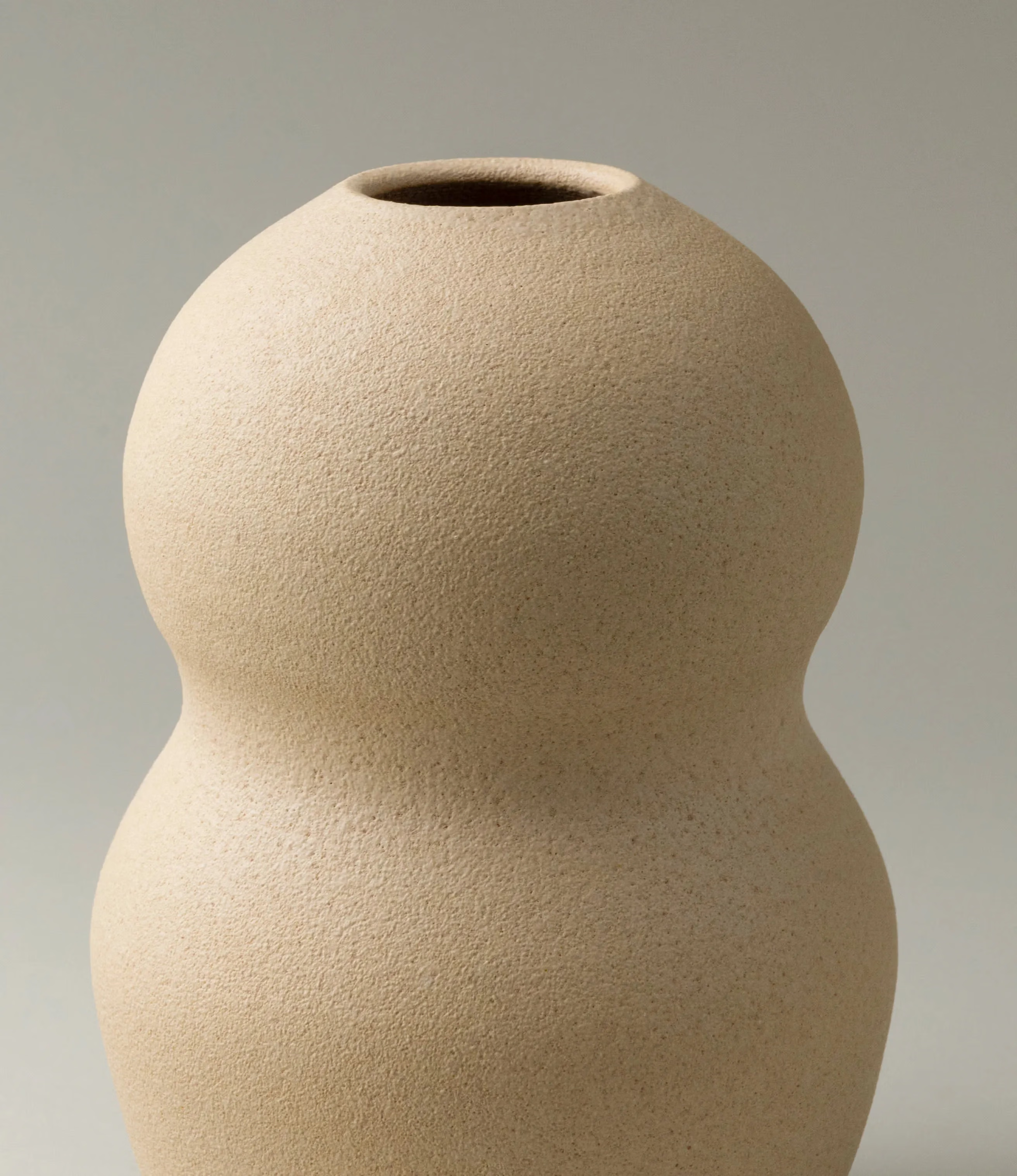 Palus Handmade Vase from Ocactuu with a Sand like finishing.