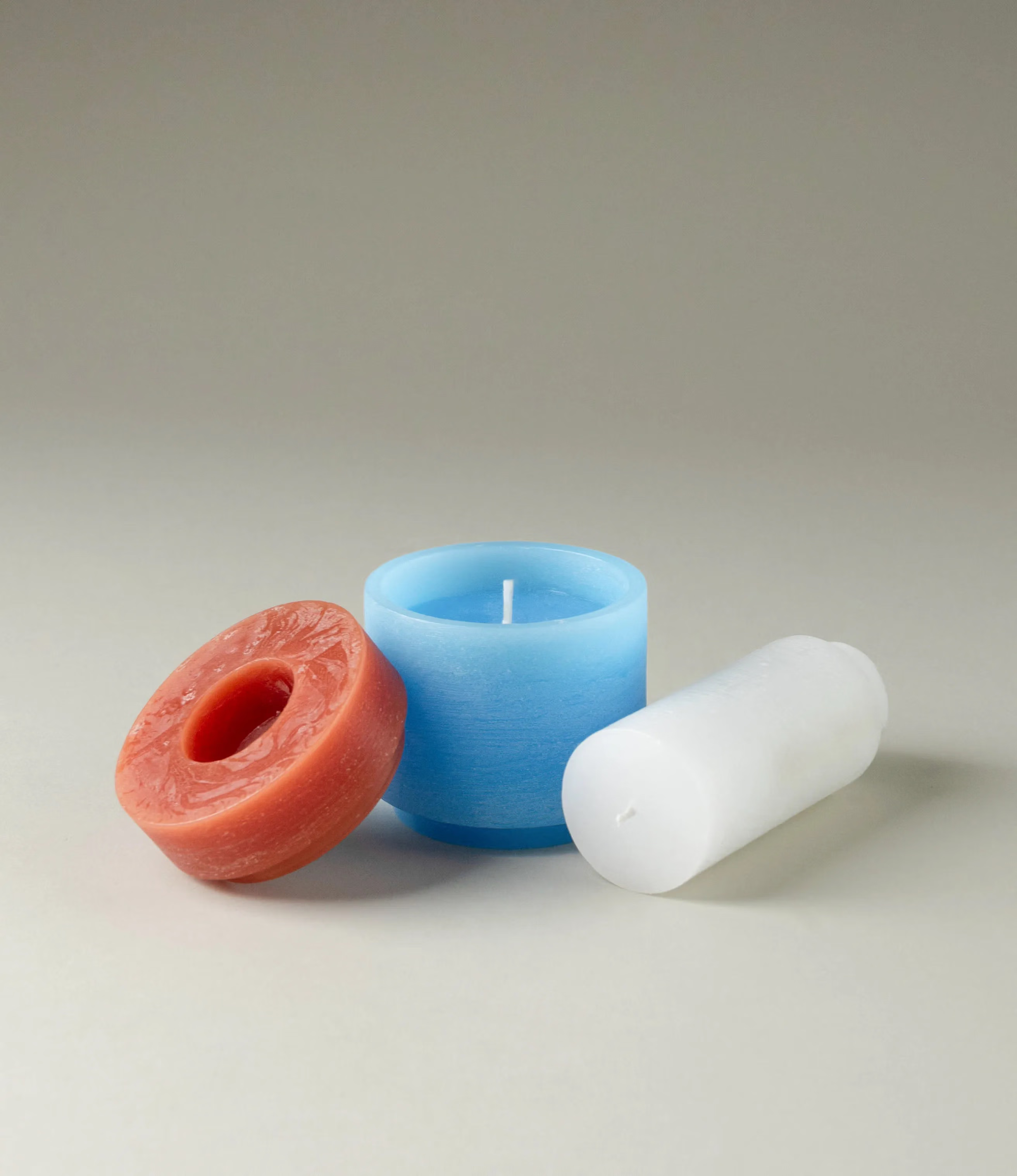 A stackable candle from Stan Editions. The candle is made from three parts coming in the colors of blue, burgundy and white.